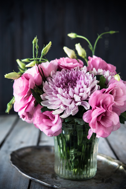 Ramo de flores de color rosa en florero decoración vintage
 - Foto, Imagen