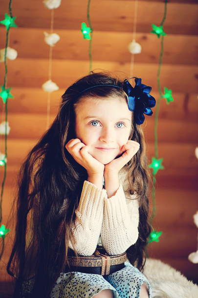 Little girl in anticipation of Christmas night - Valokuva, kuva