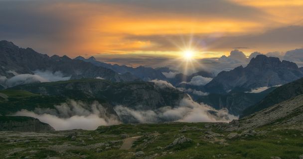 Panorama de belo pôr do sol em Dolomities
 - Foto, Imagem