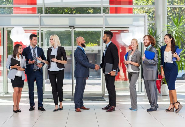 Mensen uit het bedrijfsleven groep Boss Shake Welkom handgebaar In moderne kantoor, zakenmensen Team Handshake ondertekenen Contract - Foto, afbeelding