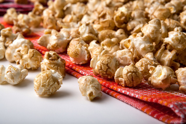 popcorn di caramello su un tovagliolo vicino
 - Foto, immagini