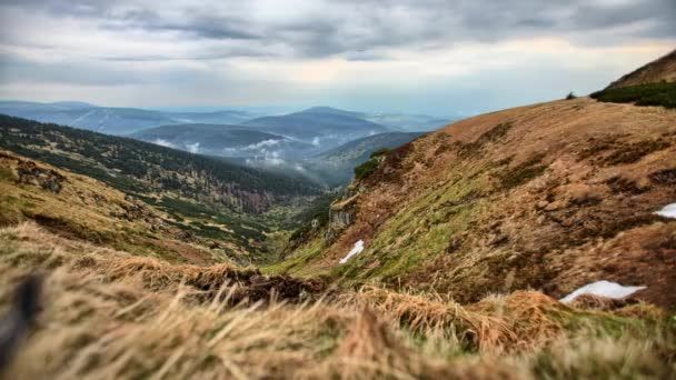 Wunderschöne tschechische Landschaft. Schöne Natur mit Bergblick. Zeitraffer - Filmmaterial, Video