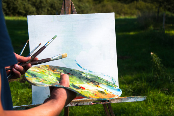 Muž maluje obraz ve venkovním prostoru - Fotografie, Obrázek