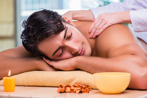Man tijdens massage sessie in de spa salon - Foto, afbeelding