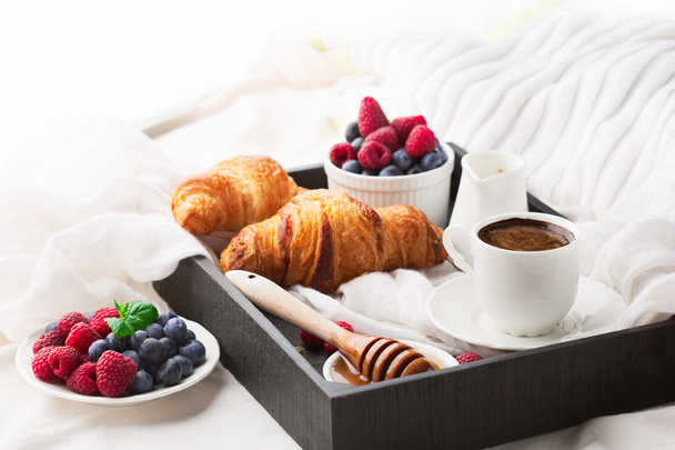 Snídaně v posteli s šálek kávy  - Fotografie, Obrázek