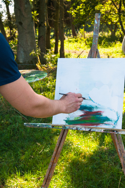 Hombre pintando un cuadro al aire libre
 - Foto, Imagen
