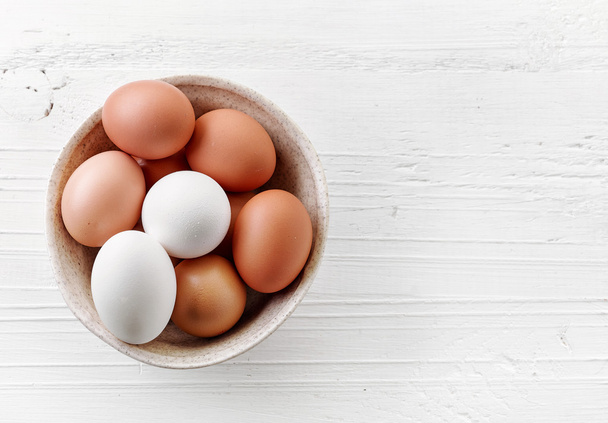 bol de divers œufs frais
 - Photo, image