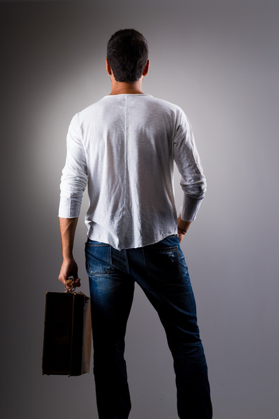 ortrait of stylish confident man with vintage suitcase  - Foto, Imagen