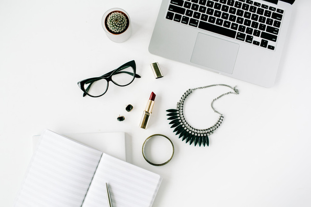 Espacio de trabajo con portátil, accesorios femeninos, gafas
 - Foto, imagen