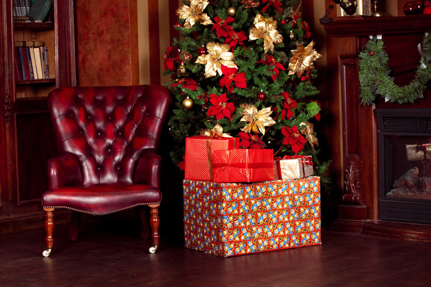 Різдвяних фону з новорічні ялинки та подарунки - Фото, зображення