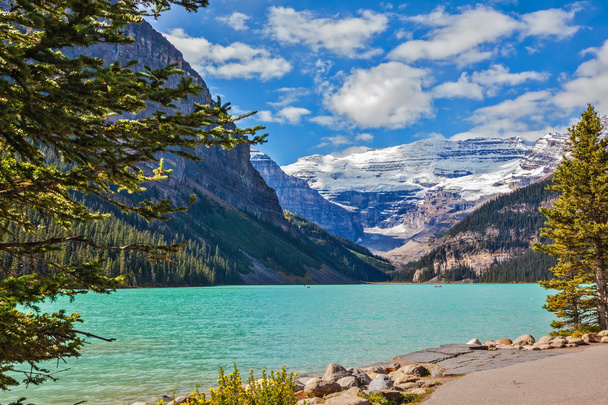  The emerald waters of the Lake Louise - Foto, Imagen
