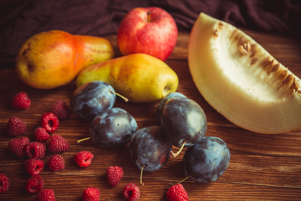 Frutas sobre la mesa
. - Foto, Imagen