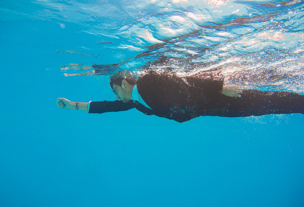 Young businessman swimming underwater - Foto, Imagen