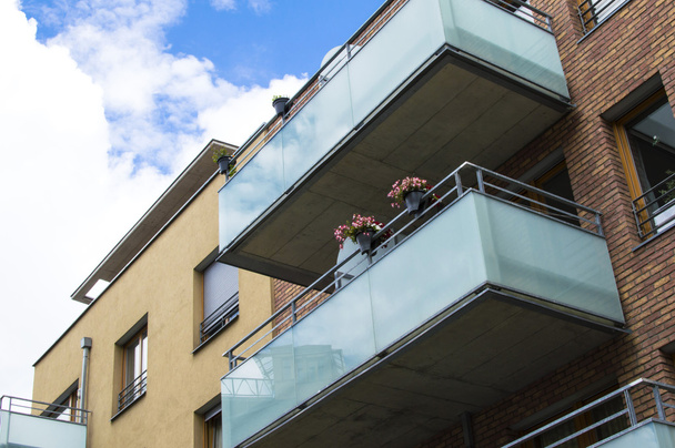 Moderní dům s krásné skleněné balkony  - Fotografie, Obrázek