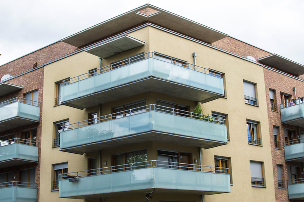 Moderní dům s krásné skleněné balkony  - Fotografie, Obrázek