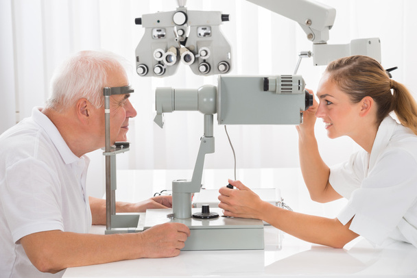 An Optometrist Doing Vision Testing For Male Patient - Foto, Bild