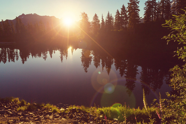 Kuva järvi ja Shuksan-vuori
 - Valokuva, kuva