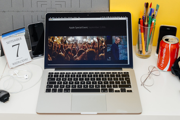 ПАРИЖ, ФРАНЦИЯ - 8 сентября 2016 года: веб-сайт Apple Computers на MacBook Retina в комнатной среде демонстрирует прямую трансляцию Apple Keynote - Тим Кук рассказывает о фестивале Apple Music Festival
 - Фото, изображение