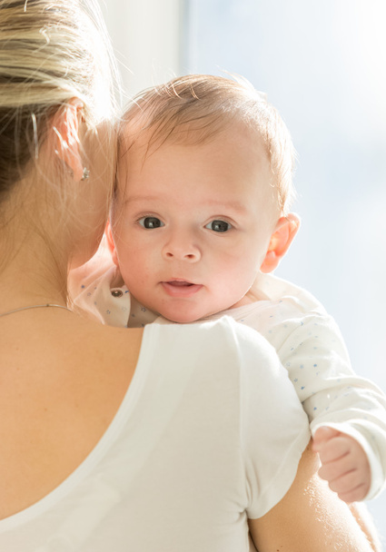 Retrato de 3 meses de idade bebê menino abraçando mãe
 - Foto, Imagem