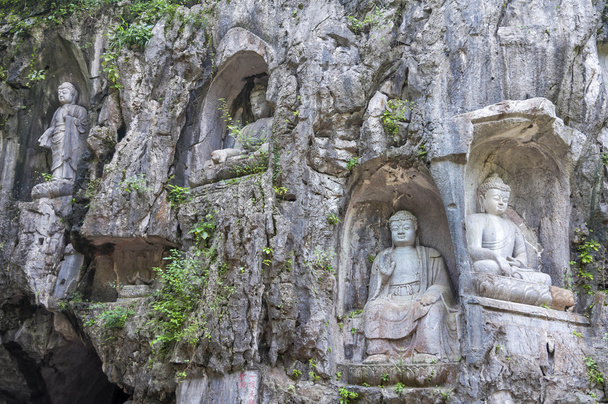Relieves rocosos en las grutas de Feilai Feng cerca del Templo Lingyin en Hangzhou, China
. - Foto, Imagen