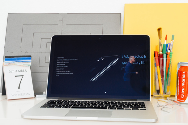 PARIS, FRANCE - SEP 8, 2016: Apple Computers website on MacBook Retina in room environment showcasing live coverage of Apple Keynote - iPhone 7 battery, design, display and other specs - Photo, Image