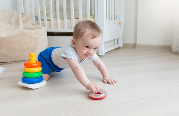 9 miesięcy stare baby chłopiec bawi się zabawki wieża w salonie - Zdjęcie, obraz