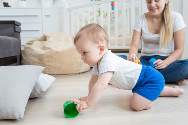 Imádnivaló 10 hónapos baba csúszó és a szórakozás a padlón  - Fotó, kép