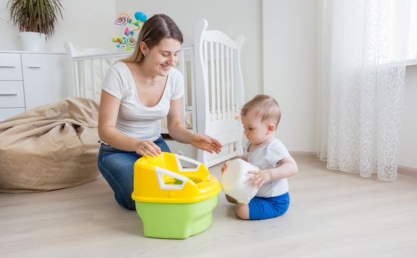 Mère aimante enseignant à son bébé garçon comment utiliser le pot de chambre
 - Photo, image