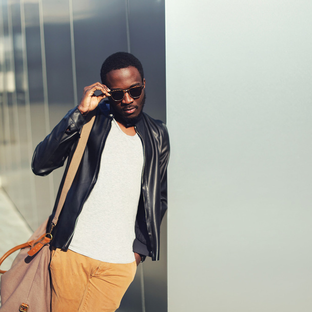 Fashion portrait elegant african man wearing a sunglasses and bl - Zdjęcie, obraz