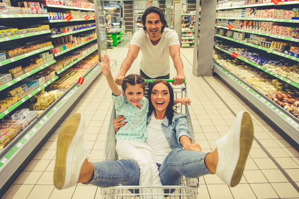 Rodina v supermarketu - Fotografie, Obrázek