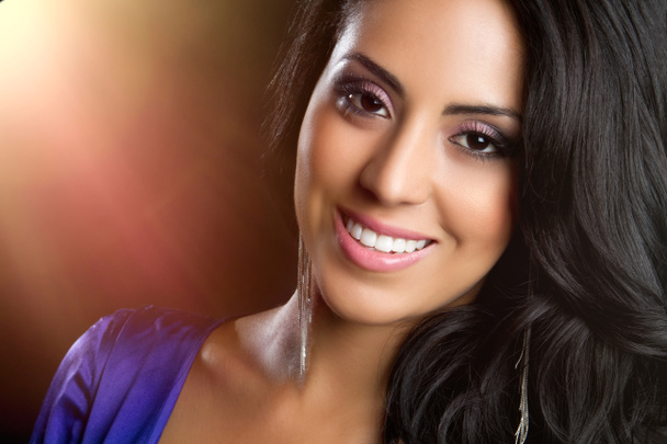 Усміхаючись латиноамериканського жінка
 - Фото, зображення