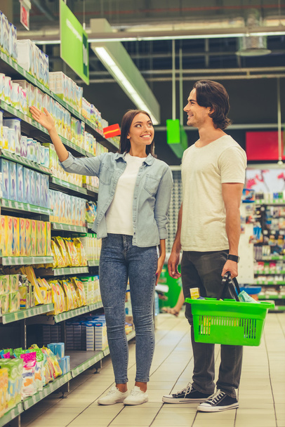Couple in the supermarket - Valokuva, kuva