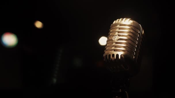 Concert vintage microphone stand sur scène dans le club rétro vide. Projecteurs
. - Séquence, vidéo