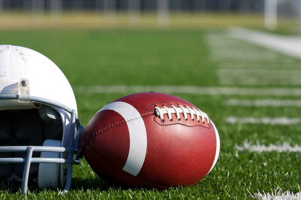 Американский футбол и шлем на поле
 - Фото, изображение