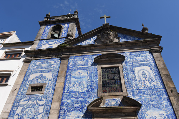 Capela das Almas templom és a falak, amelyekre a csempe, Porto, Portugália - Fotó, kép
