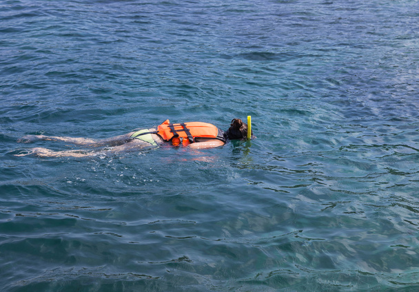 Jovem mulher snorkeling com coletes salva-vidas no mar andaman
 - Foto, Imagem