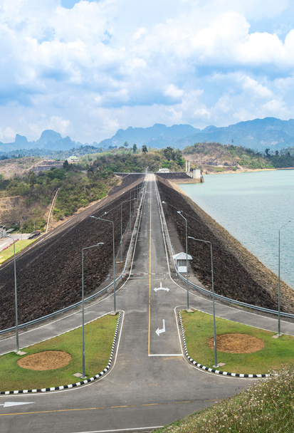 Pohled přes ratchaprapha přehrady vodní elektrárna v Provincii Surat Thani, Thajsko - Fotografie, Obrázek