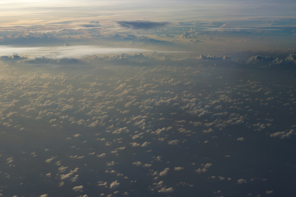wolken uitzicht uit het raam van een vliegtuig - Foto, afbeelding