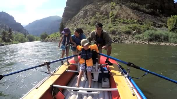 familia teniendo viaje en el río Colorado
 - Imágenes, Vídeo