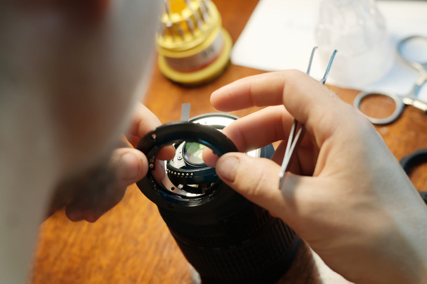 Engineer camera lens repair in workplace - Φωτογραφία, εικόνα