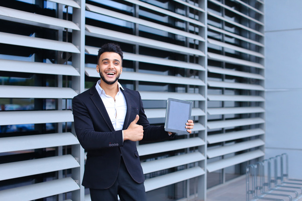 Arabische man in het Bedrijfscentrum staat glimlachend - Foto, afbeelding