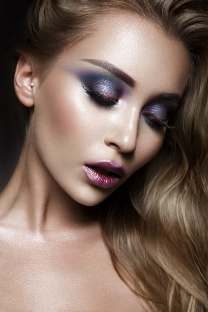 Beautiful young model with bright make-up - Foto, Imagen