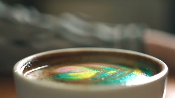 Il latte a colori previene un cucchiaino. Latte arcobaleno
. - Filmati, video