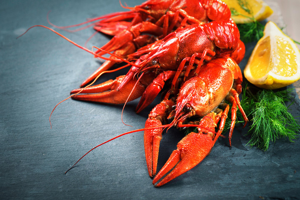 Red boiled crayfish with lemon  - Foto, afbeelding