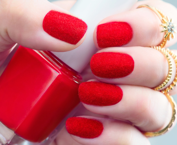 trendy red fluffy nail art design  - Foto, afbeelding