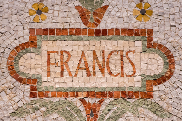 Имя Папы Франциска в красной мозаике
 - Фото, изображение