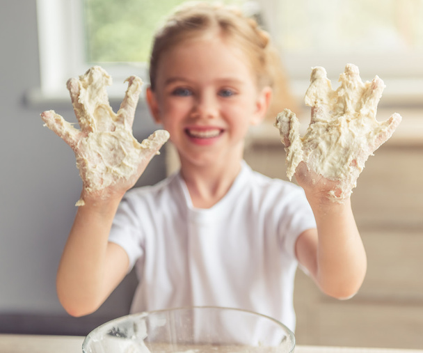 Little girl baking - Фото, изображение