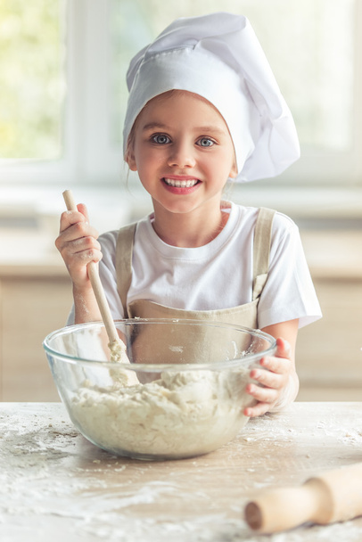 Little girl baking - Foto, Imagen