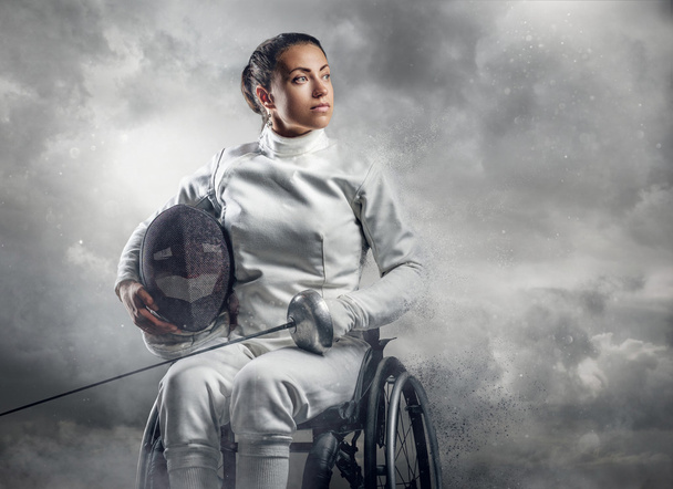 Fauteuil roulant paralympique féminin escrime
  - Photo, image