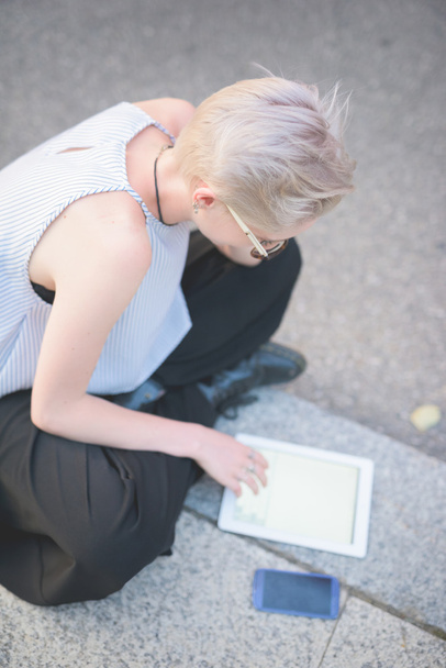 Блондинка італійського дизайнера, сидячи на тротуарі - Фото, зображення